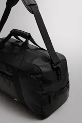 Bolso deportivo negro con compartimento principal con cierre de cremallera, dos bolsillos de rejilla y un bolsillo con cremallera en el interior. Bolsillo termosellado con cremallera en la parte posterior. Dos asas de mano y un asa de hombro ajustable y extraíble.