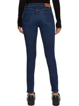 Jeans de calce ajustado color azul oscuro, con diseño de cinco bolsillos, cierre de botón y cremallera, detalles distintivos de Tommy Hilfiger, logo sobre el bolsillo posterior y parche en la cintura.