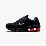 Zapatillas Nike Shox Ride 2 color negro con detalles en rojo y logo blanco.