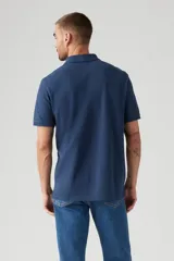 Chomba azul marino de manga corta con cuello clásico y tapeta de tres botones. Logo de Levi's bordado en el pecho.