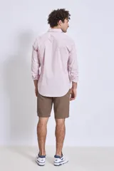 Camisa celeste de vestir, de corte clásico y manga larga.