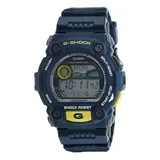 Reloj digital Casio G-Shock azul con detalles en amarillo. Cuenta con pantalla LCD, resistencia a golpes y al agua (200 metros), cronómetro, temporizador, alarma, calendario y luz de fondo.