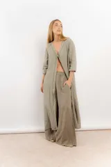 Túnica celeste de lino con bordados en el frente y mangas largas.