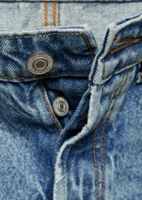 Jeans de tiro alto color celeste con efecto lavado, corte recto y cinco bolsillos.
