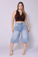 Bermuda de jean celeste, corte ancho a la rodilla.
