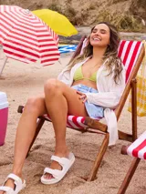 Top de bikini triangular color fucsia, con tirantes finos y espalda ajustable.