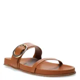 Sandalias planas color marrón caramelo con doble tira y hebilla dorada.