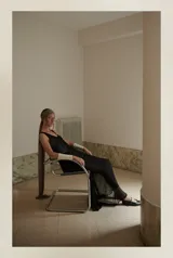 Vestido largo negro de microtul con breteles finos y corte evasé.