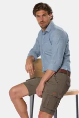 Bermuda cargo color caqui con bolsillos laterales, confeccionada en 98% algodón y 2% spandex.