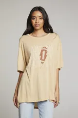 Camiseta de corte oversize en color tostado, con estampado gráfico relacionado al deporte.