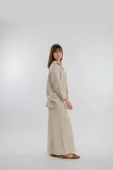 Camisa color beige con solapas y cierre con botones.