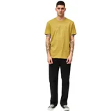 Remera amarilla con logo RVCA estampado en el pecho.