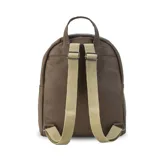 Mochila color marrón claro, combinada con apertura frontal y bolsillo interior. Tiene asa de mano y correas de galón regulables para colgar en la espalda.