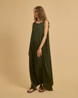 Vestido largo verde militar, de corte suelto y sin mangas.