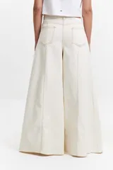 Pantalón jean oxford de tiro alto color crudo, de corte ajustado en la cadera y amplio desde la rodilla.