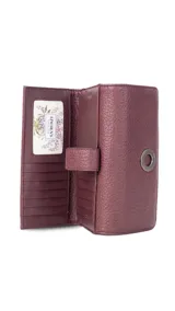 Billetera larga de símil cuero color negro con solapa y aro metálico. Tiene reparticiones con cierre, compartimentos con tarjeteros y bolsillos, monedero con cierre y solapa trasera con botón.