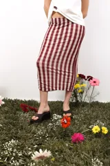 Falda midi ajustada al cuerpo con estampado a rayas verticales color borgoña y beige.