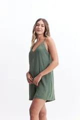 Mono corto color verde militar, con escote en V y tirantes finos.