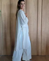 Kimono largo, color azul marino, con textura de tejido ligero y cuello mao.