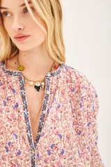 Camisa de voile de algodón con cuello redondo y combinación de estampas paisley a tono.