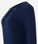 Cardigan blanco de viscosa con cuello en V, cierre frontal de botones y mangas largas.