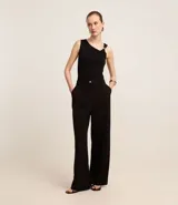 Pantalón wide negro de crepé con cintura baja, doble traba en la cintura, cierre tradicional y frisos.