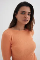 Sweater amarillo de tejido de punto acanalado, con cuello bote y mangas 3/4.