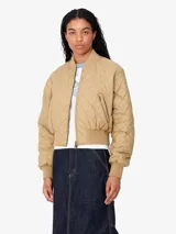 Campera Carhartt WIP Selma Liner negra con diseño acolchado en diamante y acabado repelente al agua.