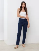 Jegging de algodón elastizado azul, marca Ruby Rd. Pretina ancha elastizada. Delantera con bolsillos simulados. Trasera con bolsillos aplicados.