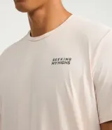 Remera de hombre color rosa claro, corte regular, cuello redondo y mangas cortas. Estampa lettering "Seeking my highs" en el pecho. Confeccionada en tejido de poliamida con tecnología Dry.
