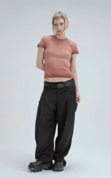 Remera color ladrillo, de manga corta y cuello redondo, confeccionada en ribb 100% algodón.