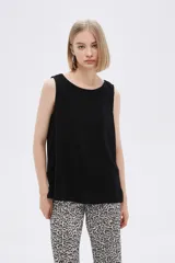 Musculosa blanca de lino con breteles anchos y cuello bote.