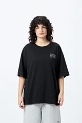 Remera blanca de corte amplio con mangas cortas y estampado con la frase "Unlearn" en el frente y gráfico en la espalda.