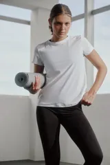 Remera deportiva blanca de manga corta, confeccionada en tejido de poliamida y elastano.
