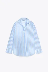 Camisa celeste y blanca a rayas verticales, de popelina, con cuello solapa, escote en pico y mangas largas.