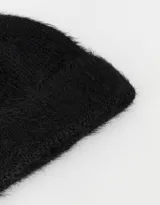 Gorro de lana negro con textura de peluche.