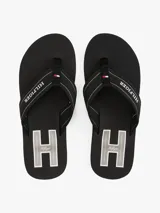 Ojotas negras Tommy Hilfiger con logo en la tira y suela de goma.