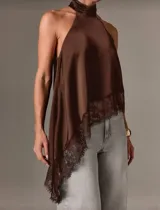 Blusa de seda color marrón oscuro, estilo halter con cuello alto fruncido. Presenta un corte asimétrico y un ruedo con terminación de encaje.