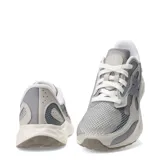 Championes New Balance Running Course, color gris y beige, con capellada de malla y detalles en cuero sintético. Entresuela Fresh Foam para mayor amortiguación.