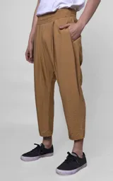 Pantalón camel de corte holgado con cintura elástica y puños ajustados.