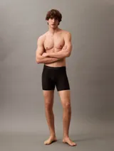 Pack de tres bóxers largos Calvin Klein Ultra Soft Modal, confeccionados en modal suave y elástico. Incluye un bóxer azul marino, uno gris y uno negro. Todos con cinturilla elástica con logo Calvin Klein en tono sobre tono.