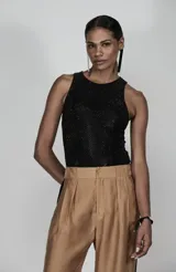 Body negro ajustado al cuerpo, con cuello redondo y sin mangas. Confeccionado en tejido elástico con acabado tipo vinilo bordado en microbrillos.
