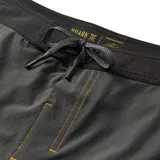 Short de baño gris oscuro con cintura negra, cordón de ajuste y logo de la marca en la pierna derecha.