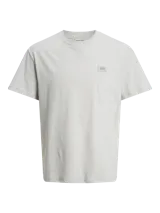 Camiseta de manga corta color gris claro, con cuello redondo y corte amplio.