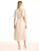 Vestido midi color beige de satén, marca Julia Jordan. Cuello alto con punto smock, mangas amplias de estilo fluido y cintura elastizada también con punto smock. La falda tiene una caída fluida con plisado. Cierre posterior con abertura ojal y botones. Forro interno a tono.