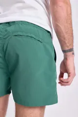 Short de baño corto color verde con cintura elastizada y cordón ajustable.