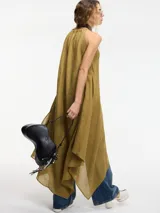 Vestido negro con escote en V y breteles finos. Corte evasé amplio con caída en picos.