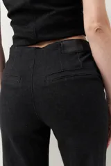 Pantalón de jean negro de corte recto y tiro medio.