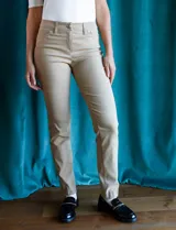 Pantalón de gabardina elastizada color marrón claro, marca Zac & Rachel, corte slim, con pretina con pasadores, botón y cierre. Delantera con tres bolsillos y trasera con bolsillos ojal.
