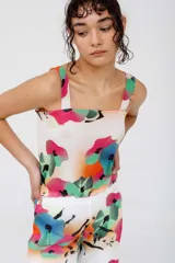 Top blanco con estampado de flores en tonos rosa, azul, verde y naranja.